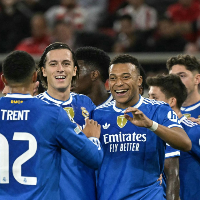 Kylian Mbappe slavi sa suigračima nakon drugog pogotka u Pireju