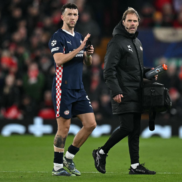 Ivan Perišić napušta teren Anfielda