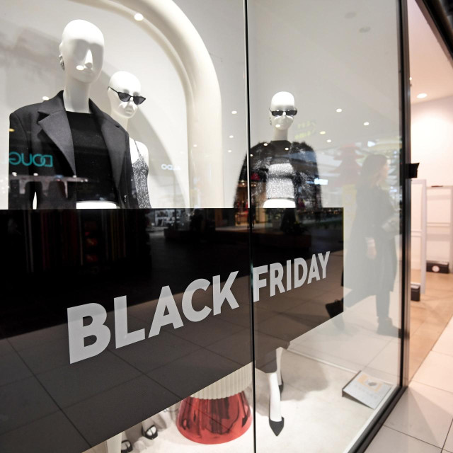Split, 241123.
Tradicionalni popusti u trgovackim centrima u zadnjem petku u studenom.
Na fotografiji: Black Friday u City Center One-u.
