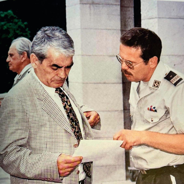 Ministar obrane Gojko Šušak i general Krešimir Ćosić na Brijunima, gdje je 31. srpnja 1995. predsjednik Tuđman održao sastanak s visokim vojnim dužnosnicima i zapovjedio početak operacije Oluja