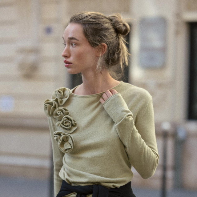 Zara pulover od vune s cvjetovima (prije 25,95 eura, sada 15,57 eura)