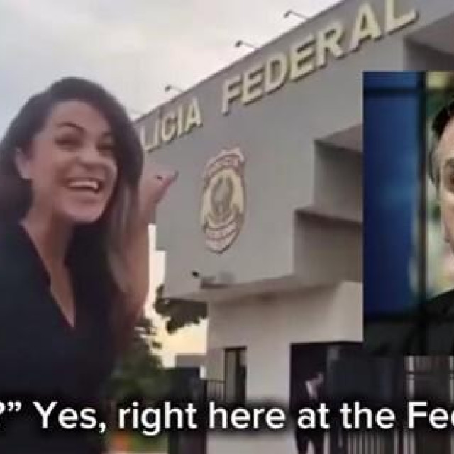 Novinarka ispred zatvora