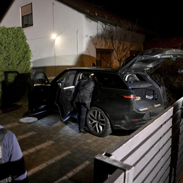 Pregled vozila parkiranog ispred doma Andrije Mikulića