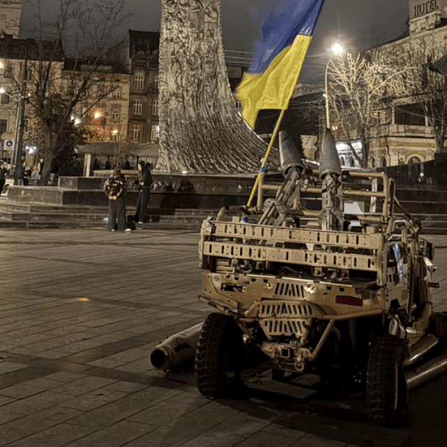 Prizori iz Ukrajine, Tomica Bajsić u zagrljaju s Olenom Vošun