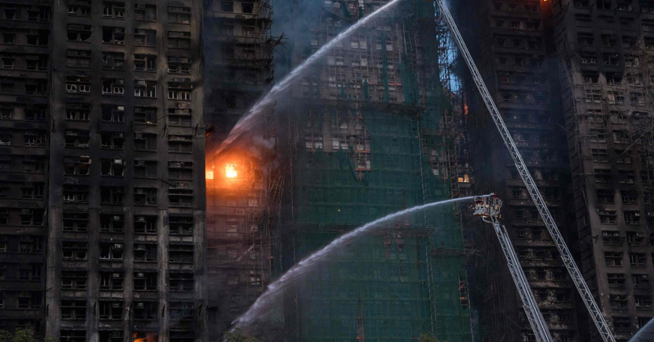 Vatrogasci uglavnom ugasili požar na stambenom kompleksu u Hong Kongu, 94 mrtve osobe