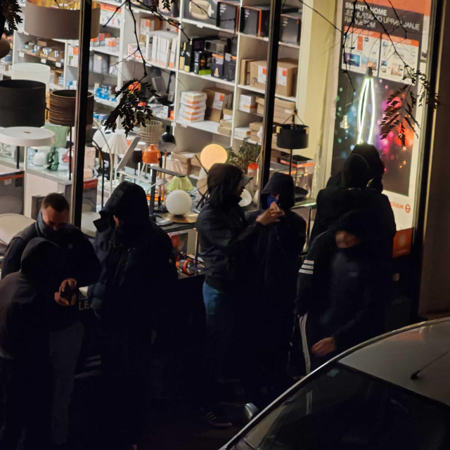 Maskirani muškarci ispred prostorija Srpskog kulturnog centra