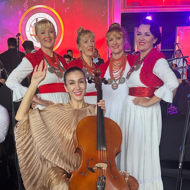 Ana Rucner nastupila zajedno s četiri hrvatske vokalistice, nekadašnjim članicama Ansambla LADO, izvodeći djelo „Elegija“