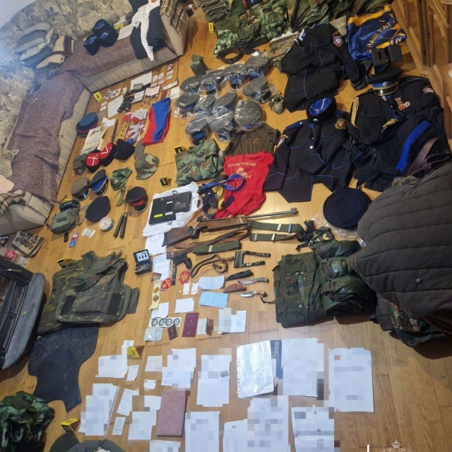 Zaplijenjena uniforma, zastave i oružje