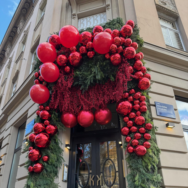 ”Amaranthusi izgledaju predivno kao božićna dekoracija, a uz crvene kuglice cijelo uređenje podigli smo na još višu razinu”, objasnio nam je Jurković