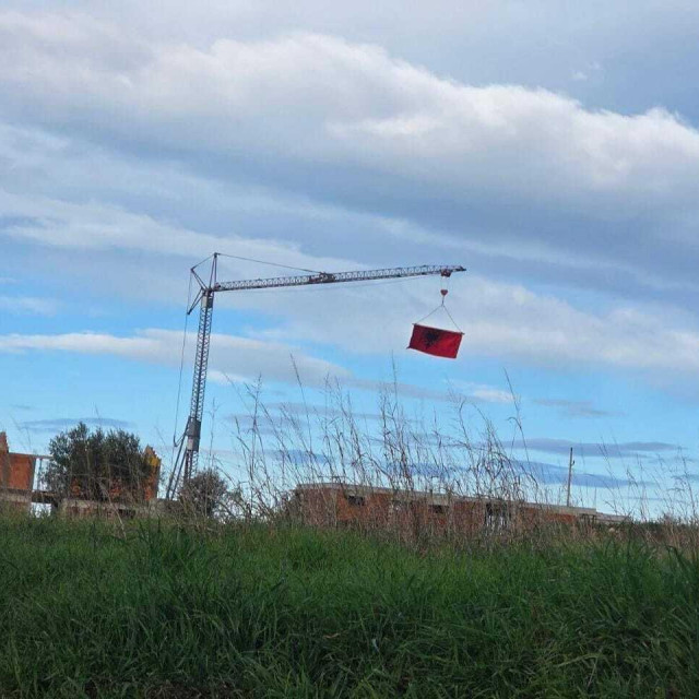 Albanska zastava u Kašteliru; Fotoi: čitatelj