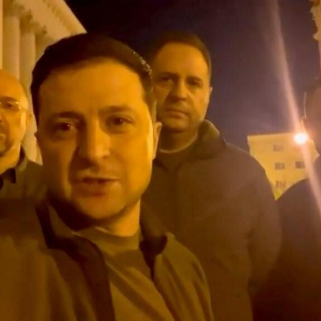 Volodimir Zelenski i Andrij Jermak (iza njega), snimljeni noć nakon početka ruske invazije na Ukrajinu