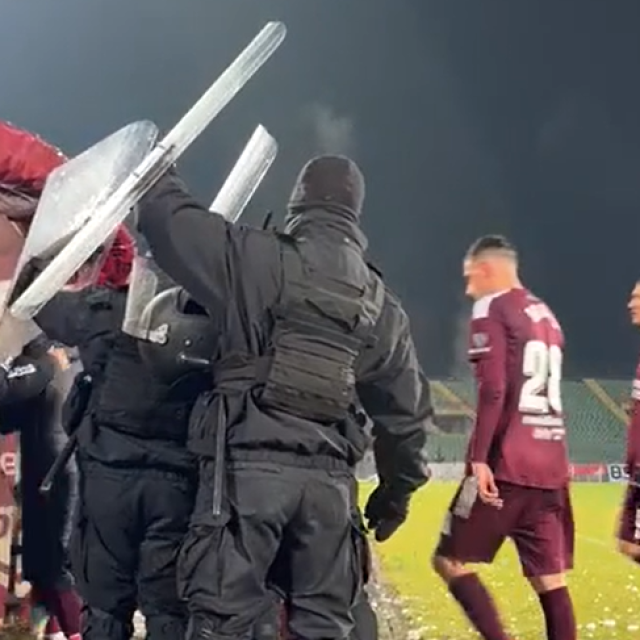 Igrači Sarajeva gađani grudama