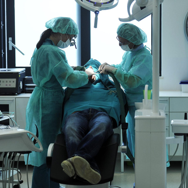Porec, 280714.
Rident, najveca europska privatna stomatoloska poliklinika za oralnu kirurgiju, ortodonciju, radiolosku djelatnost - ortopan, u sklopu koje je i zubotehnicki laboratorij. Poliklinika posluje u Rijeci i Porecu, zaposljava oko dvjestotinjak ljudi, dnevno kroz nju prodje isto toliko pacijenata i to vecinom talijanske nacionalnosti, a proslogodisnji prihodi Ridenta iznosili su 89 milijuna kuna.
Na fotografiji: sala za oralnu kirurgiju.