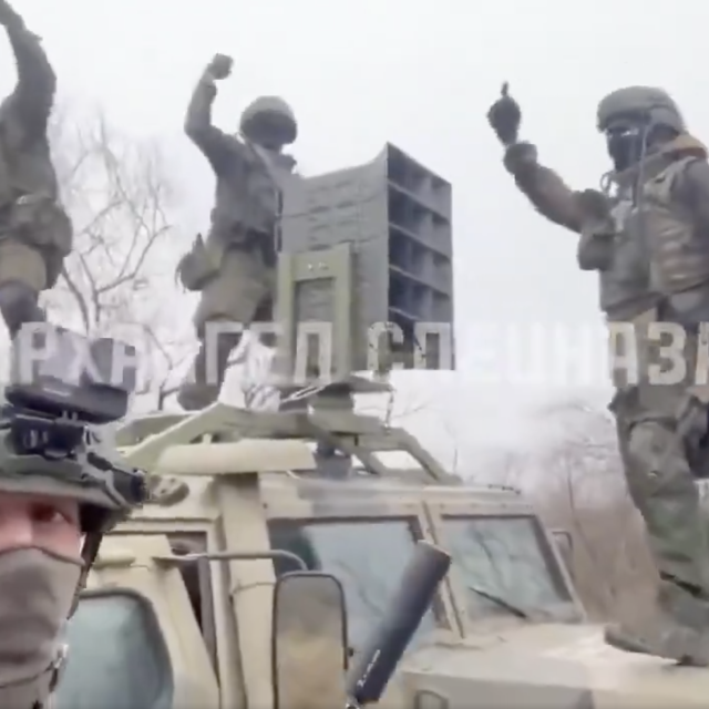 Ruski vojnici plešu na vozilu kod Pokrovska