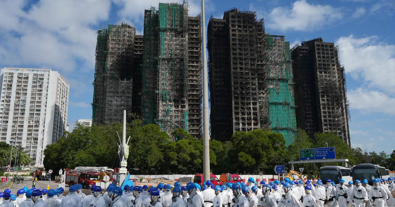 Policija pretražuje izgorjele nebodere u Hong Kongu, poginulo najmanje 146 ljudi. Nižu se uhićenja, okupile se tisuće ljudi