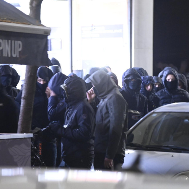 Grupa od pedesetak mladića s kapuljačama na glavi okupila se kod Srpskog kulturnog centra u Preradovićevoj ulici gdje se odvijalo otvorenje manifestacije Dani srpske kulture u Zagrebu
 