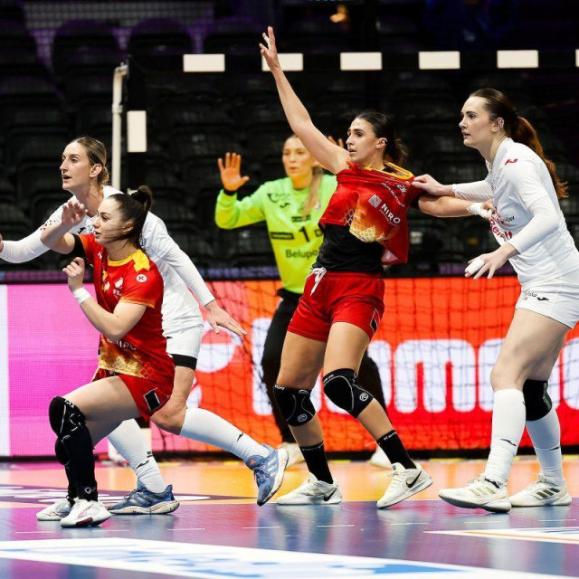 Sara Šenvald, Lucija Bešen i Tena Petika na utakmici Hrvatske i Rumunjske u Rotterdamu