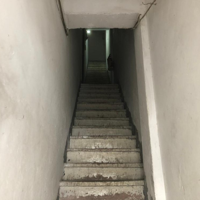 Do stana vodi usko, mračno i strmo stubište - noćna mora za unošenje namještaja
