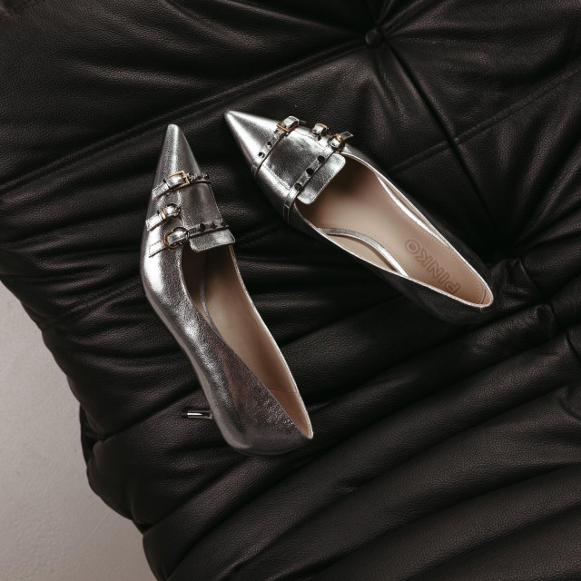 Izrađene od kože, u neutralnim nijansama poput crne i bež, salonke djeluju sofisticirano i lako se prilagođavaju svakom outfitu