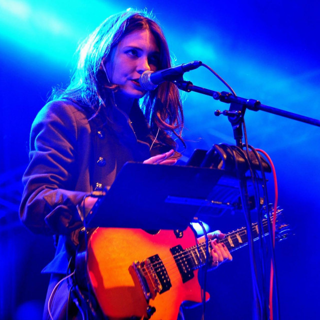 Sara Renar, arhitektica koja je „bacila svoju profesiju u rijeku” da bi postala kantautorica, na kraju je nedjeljnog prosvjeda otpjevala svoju novu pjesmu „Nježne riječi” u kojoj jasno kaže – „trebaju nam nježne riječi za grube godine”