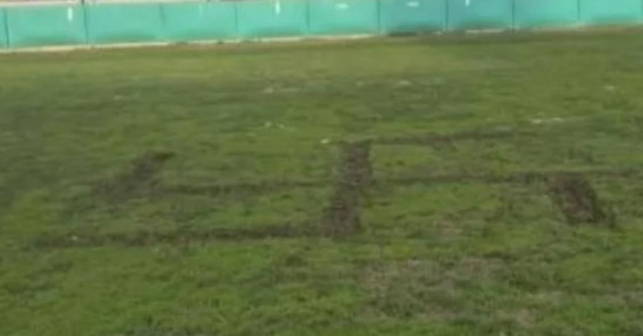 HNS obsodil izris svastike na igrišču v Solinu