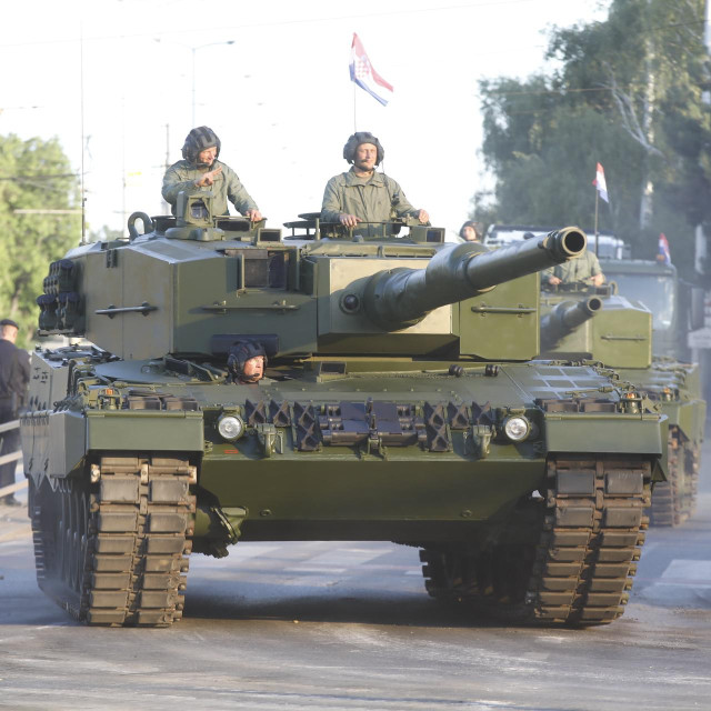 Tenk Leopard na ZG ulicama tijekom ljetnog mimohoda