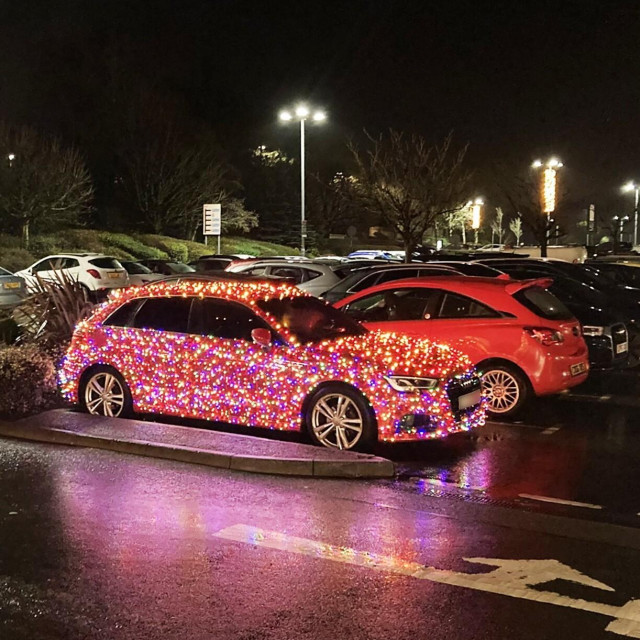 Božićni ukrasi na autu, ilustracija