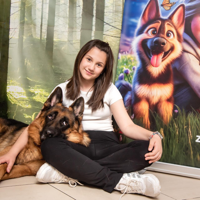 Ema Dujmović i pas Zeus