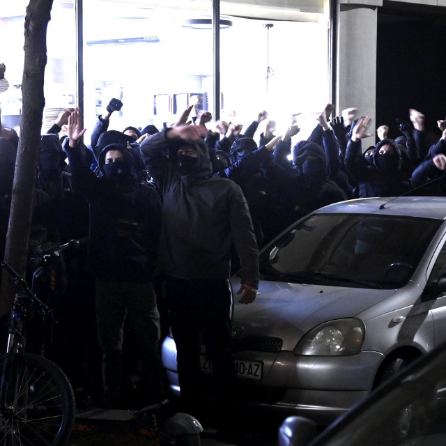 Muškarci s kapuljačama na glavi kod Srpskog kulturnog centra u Zagrebu