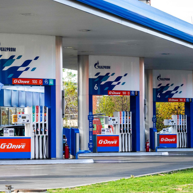 Prema podacima srpskih vlasti, u Srbiji posluje 1520 benzinskih crpki. Pod okriljem NIS-a nalazi se 327 crpki, s tim da je tvrtka rekla da u tu brojku ulazi i 29 crpki koje pripadaju ruskom energetskom gigantu Gazpromu