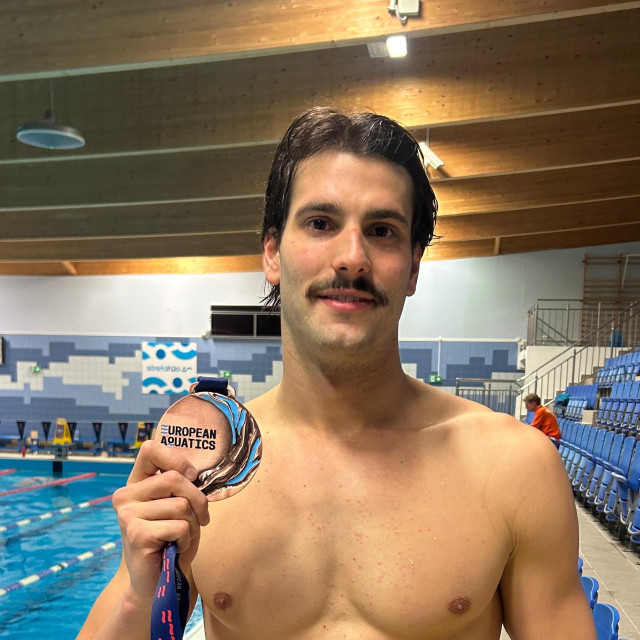 Nikola Miljenić s medaljom na EP 2025. u 25-metarskim bazenima