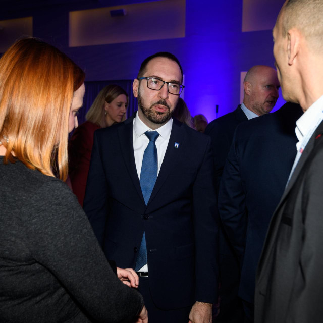 Tomislav Tomašević (sredina)