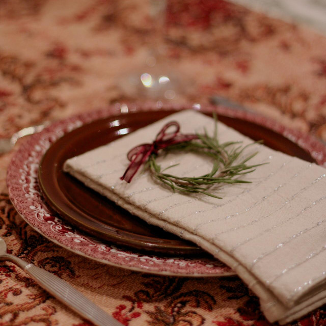 Sve što se nalazi na stolu i oko njega doprinosi cjelokupnoj atmosferi prostorije, ali i raspoloženju svih prisutnih