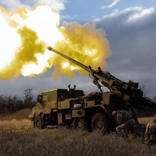 Ukrajinski vojnici pucaju iz francuske haubice Cezar, ilustracija