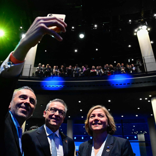 Henna Virkkunen, izvršna potpredsjednica Europske komisije za tehnološki suverenitet, sigurnost i demokraciju (desno)