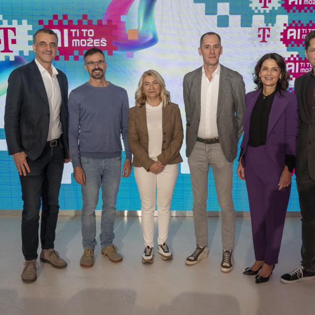 Čelni ljudi Hrvatskog telekoma i Toni Milun (drugi slijeva)