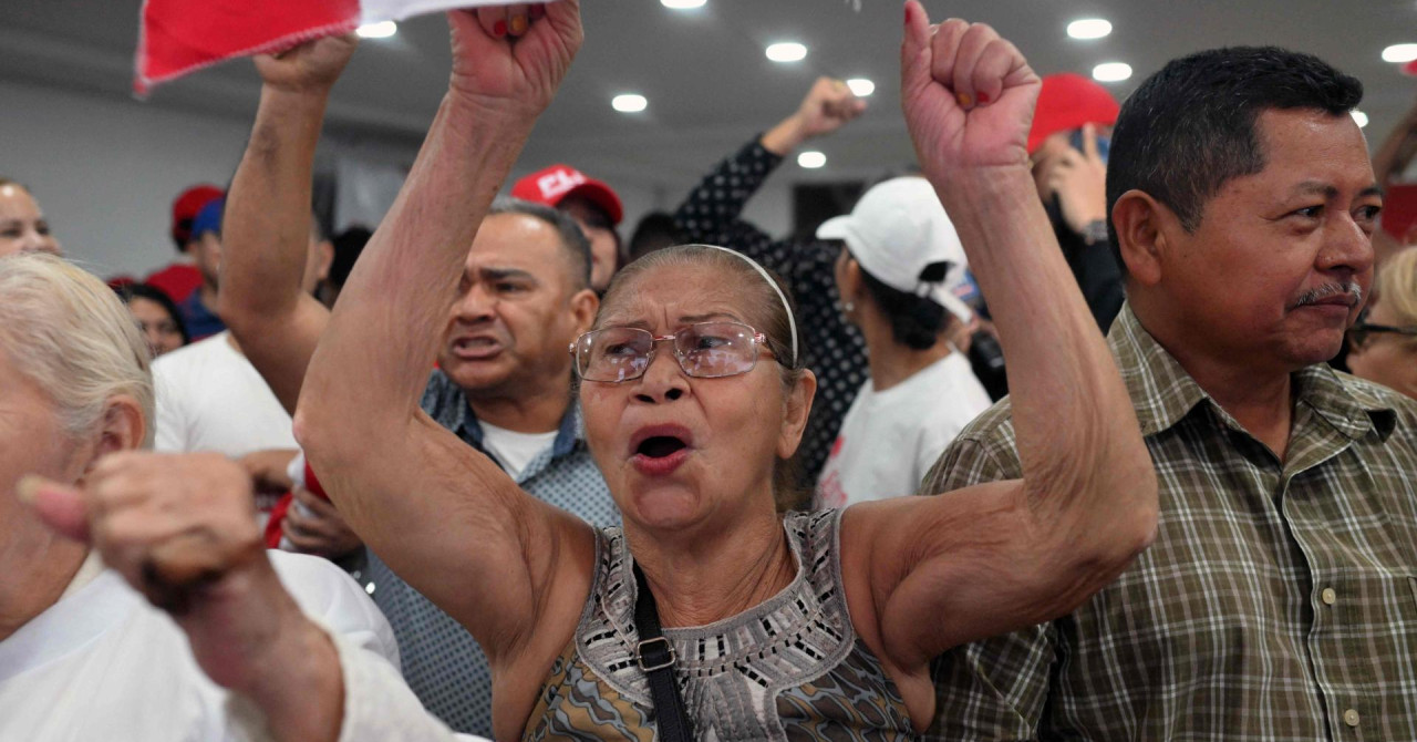 Centristički kandidat vodio, a onda su usred noći rezultati samo nestali s ekrana i gurnuli Trumpovog čovjeka