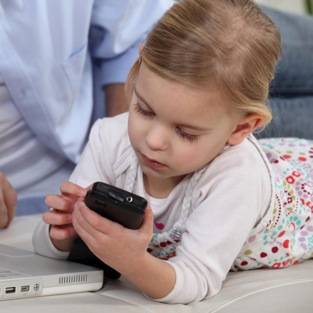 Dijete se igra s mobitelom, ilustracija