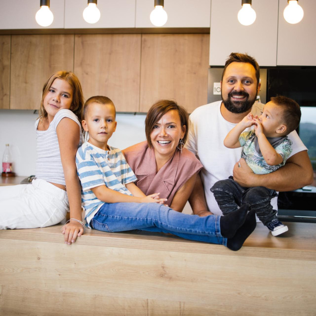 Mario Mihelj sa supruga Sara, djeca Hana, Grga i Rudi.