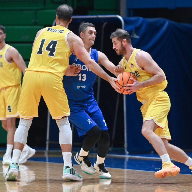 Košarkaši Dubrave u dvoboju protiv Cibone