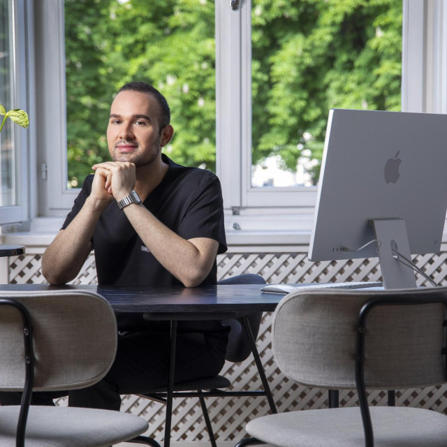 Zagreb, 260424.
Mazuranicev trg.
Poliklinika Dudukovic Kisic.
Na fotografiji: Dr. Jakov Jurcevic.