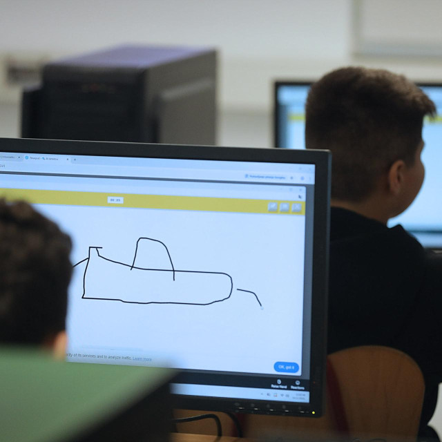 Rovisce, 191125.
OS Rovisce, Ulica Vladimira Nazora.
Reportaza sa sata umjetne inteligencije. Reportaza za Jutarnji list, dio native clanka za Hrvatski telekom.