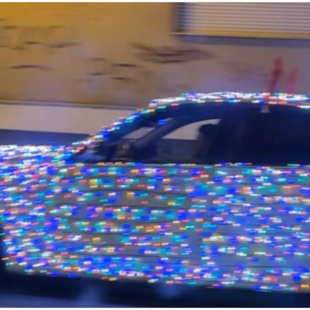 Bijeli BMW, posebno ukrašen, vozi Zagrebom