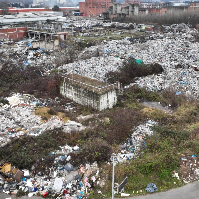 Prostor u dvorištu propale tvrtke DIOKI d.d. na  zagrebačkom Žitnjaku zatrpan otpadom
