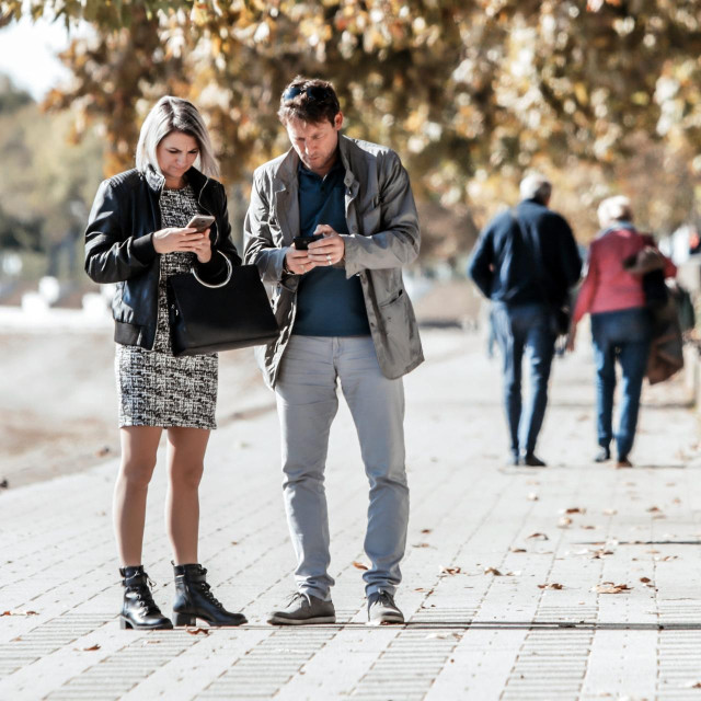 Slavonski Brod, 221019
Ljudi gledaju u mobitele.