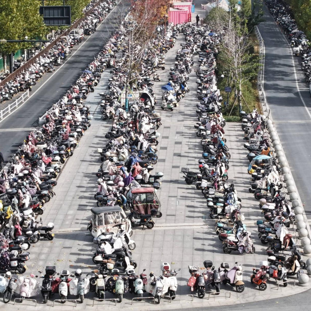 Električni bicikli radnika u kineskom gradu Hangzhou