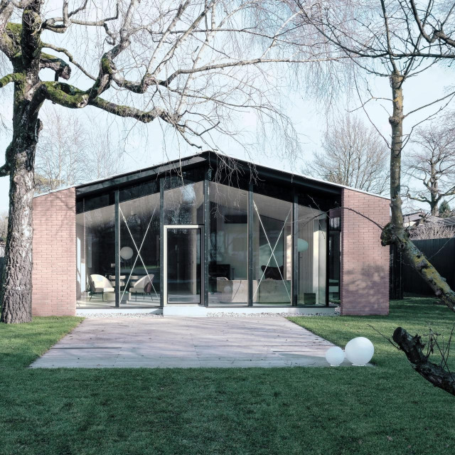 Kuća pod topolama smještena je među nizom niskih atrijskih kuća u Murglama.