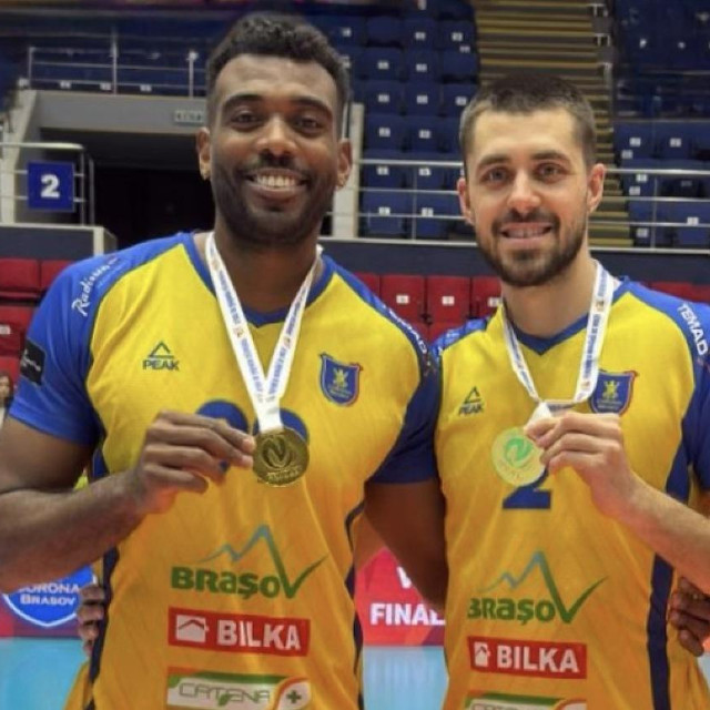 Petar Višić (desno) s medaljom za osvojeni rumunjski Superkup