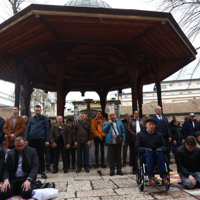 Vjernici klanjaju Bajram namaz u haremu Begove džamije, ilustracija
 