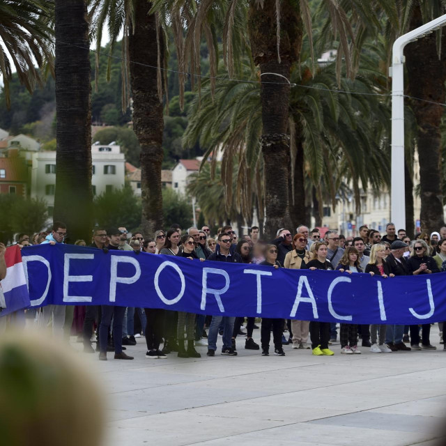 
Prosvjed na Rivi pod geslom - NE zamjeni stanovništva!
 
